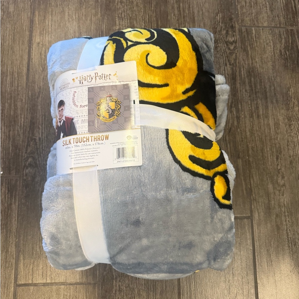 NWT Harry Potter Hufflepuff blanket🌵